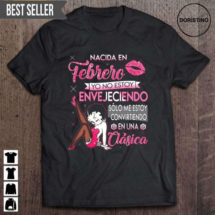Nacida En Febrero Yo No Estoy Envejeciendo Solo Me Estoy Convirtiendo En Una Clasica Short Sleeve Shirt
